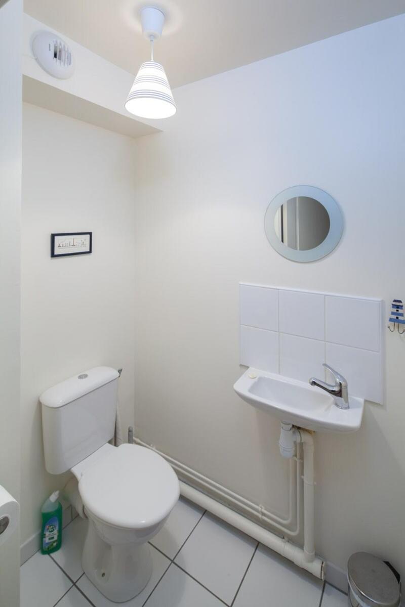Modern Townhouse In With Secure Parking *